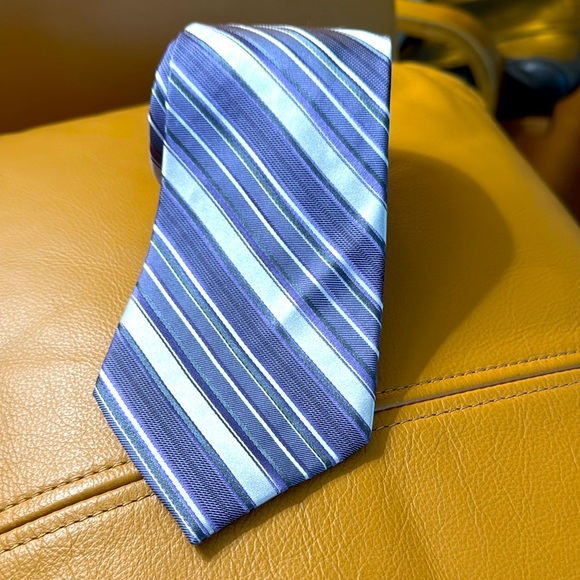 273.  The Tie Bar Silk Striped Blue and White Men's Neck Tie - Picture 1 of 7